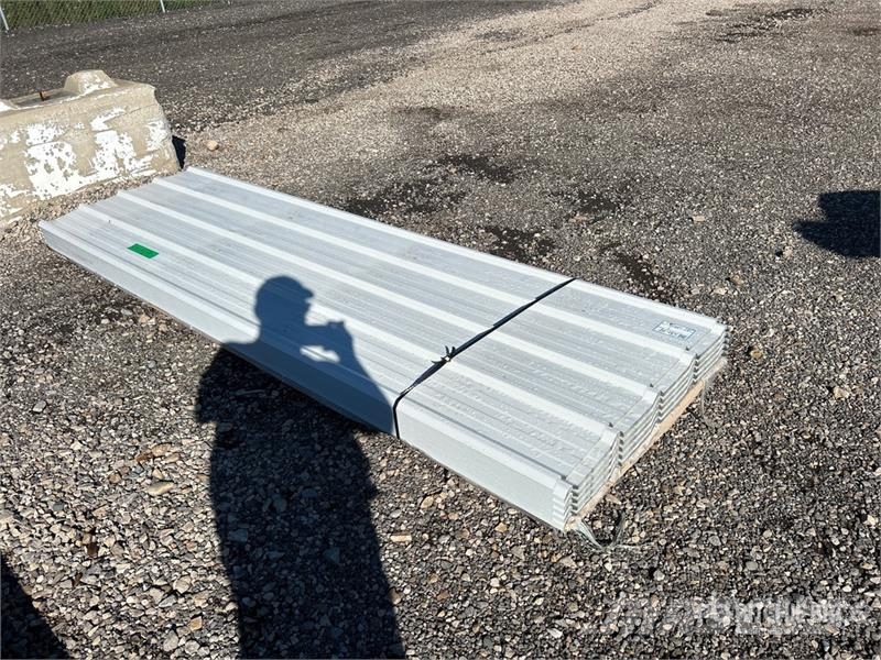 Quantity of (200) Sheets White Steel Siding Roofin Cabrestantes, montacargas y elevadores de materiales