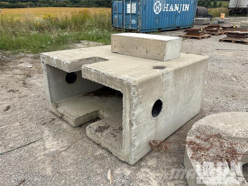 Quantity of (21) Pallets of Sewer Risers, Grates a Ďalšie poľnohospodárske stroje