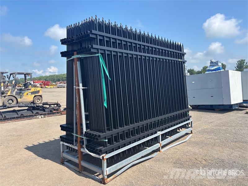 Quantity of (24) 10 ft x 7 ft Wrought Iron Fencing Zäune und Zubehör
