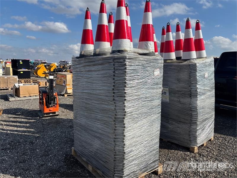  Quantity of (250)  TSC 28 in Traffic Cones (Unused Buldózers tiendetubos