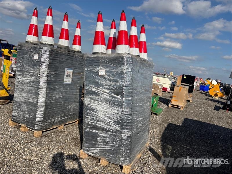  Quantity of (250)  TSC 28 in Traffic Cones (Unused Buldózers tiendetubos