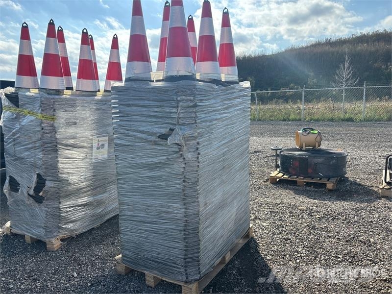  Quantity of (250)  TSC 28 in Traffic Cones (Unused Buldózers tiendetubos
