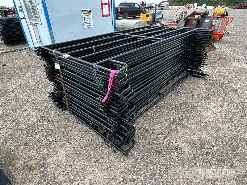 Quantity of (29) 9 ft 2 in x 5 ft Livestock Panel Overige veehouderijmachines