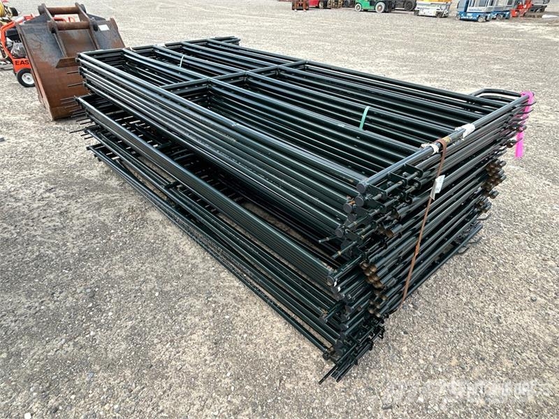 Quantity of (29) 9 ft 2 in x 5 ft Livestock Panel Overige veehouderijmachines