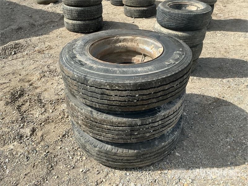 Quantity of (3) 11R22.5 Tires Pneumatici, ruote e cerchioni