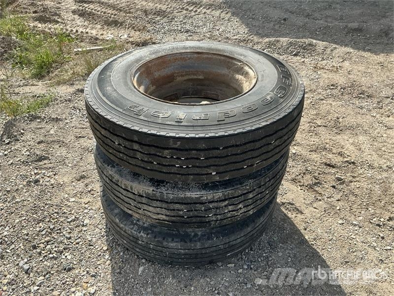 Quantity of (3) 11R22.5 Tires Pneumatici, ruote e cerchioni