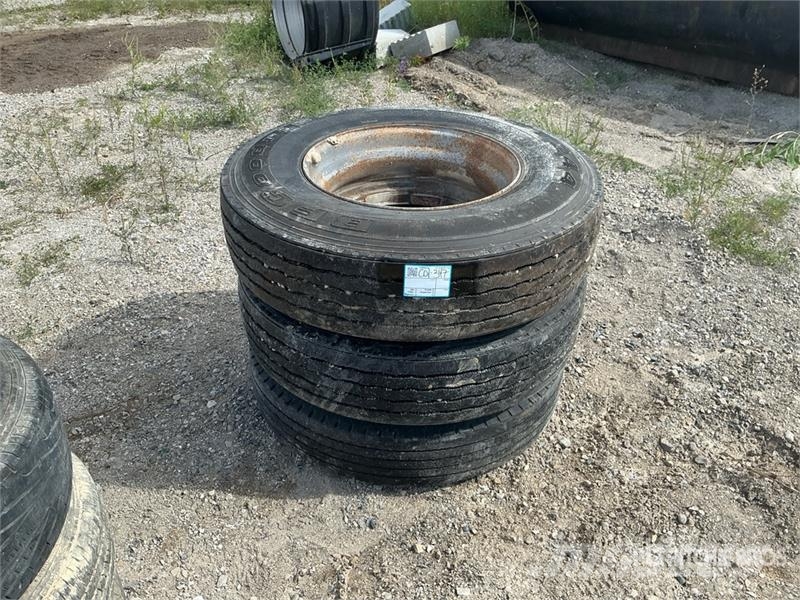 Quantity of (3) 11R22.5 Tires Pneumatici, ruote e cerchioni
