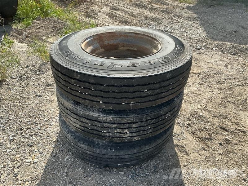Quantity of (3) 11R22.5 Tires Pneumatici, ruote e cerchioni