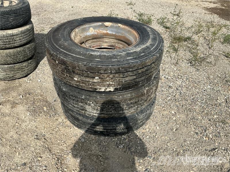 Quantity of (3) 11R22.5 Tires Pneumatici, ruote e cerchioni