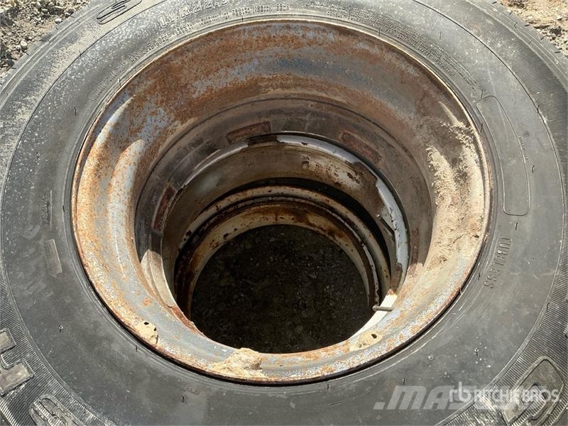 Quantity of (3) 11R22.5 Tires Pneumatici, ruote e cerchioni