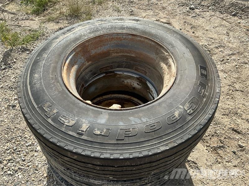 Quantity of (3) 11R22.5 Tires Pneumatici, ruote e cerchioni