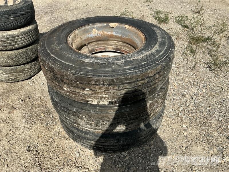 Quantity of (3) 11R22.5 Tires Pneumatici, ruote e cerchioni
