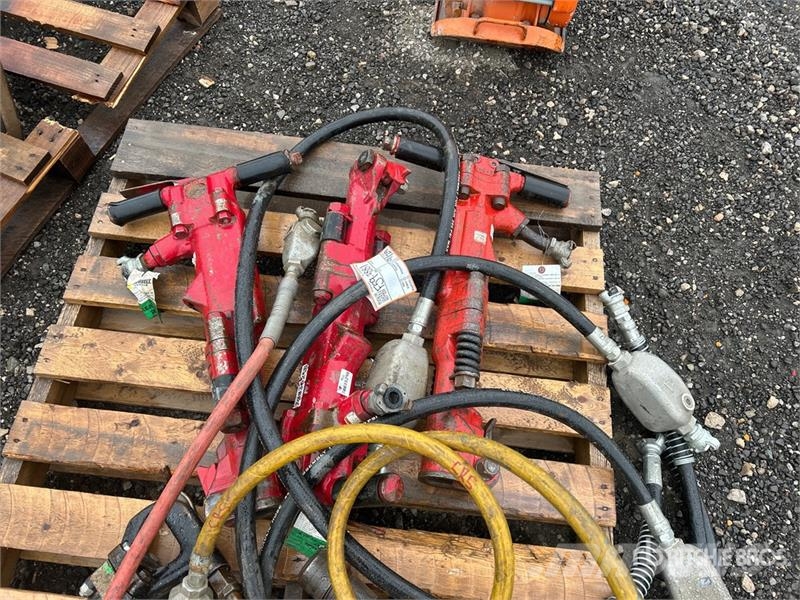 Quantity of (3) Demolition Breaker チゼルプラウ