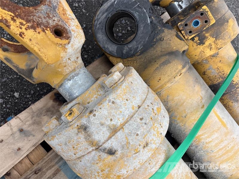 Quantity of (3) Hydraulic Cylinder Ostale kargo komponente