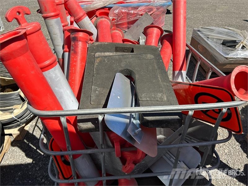 Quantity of (3) Pallets of Delineator Traffic Cand Ostale kargo komponente