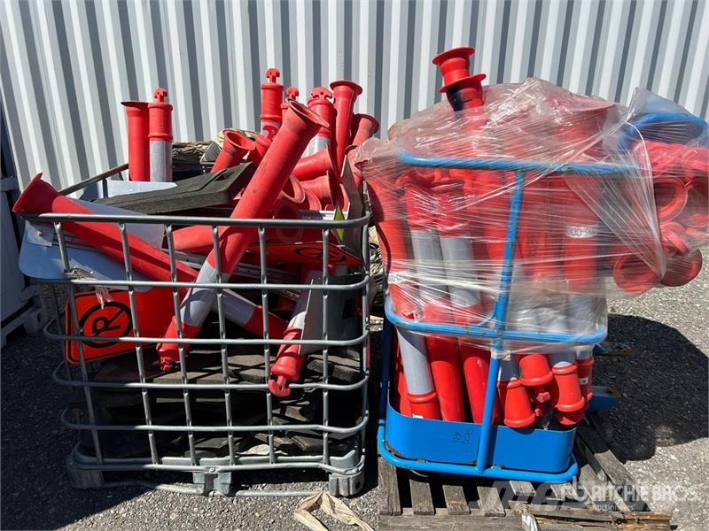 Quantity of (3) Pallets of Delineator Traffic Cand Ostale kargo komponente