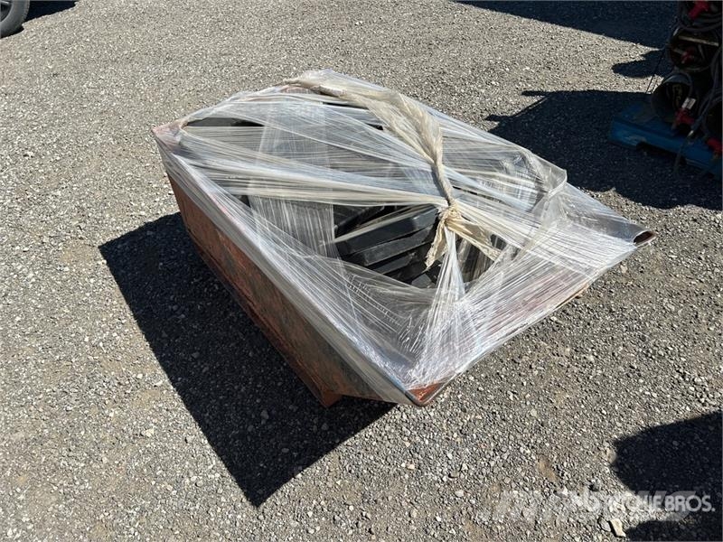 Quantity of (3) Pallets of Delineator Traffic Cand Ostale kargo komponente