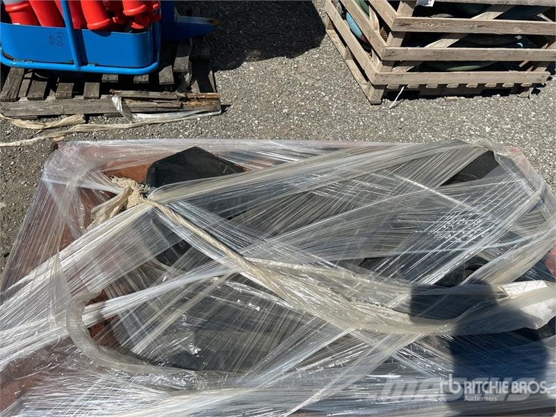 Quantity of (3) Pallets of Delineator Traffic Cand Ostale kargo komponente