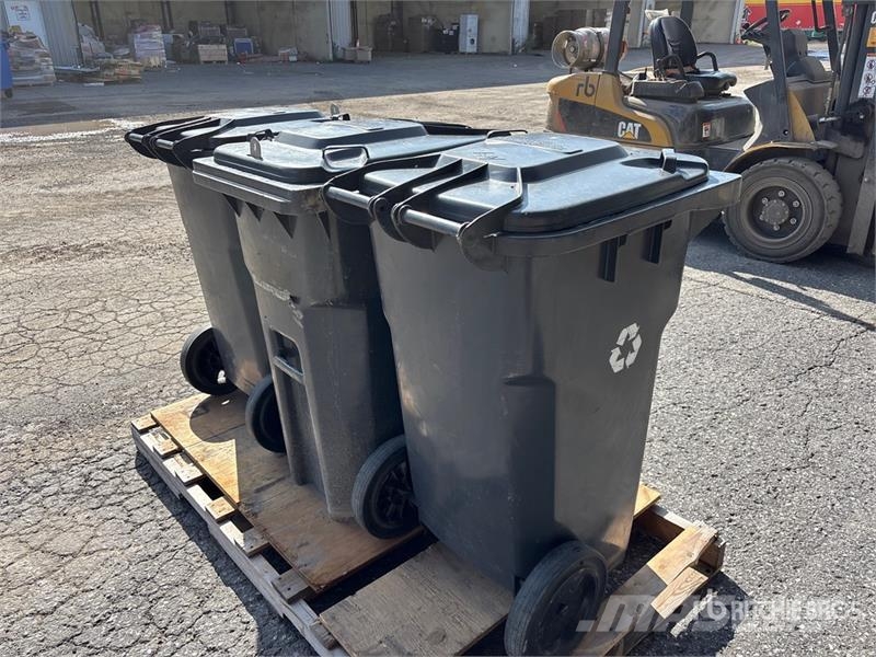 Quantity of (3) Plastic Garbage Bins Drugi deli