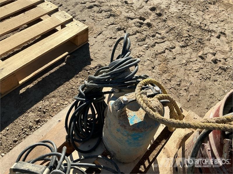 Quantity of (3) Submersible Water Pump Vízpumpák