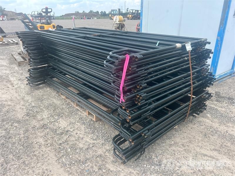 Quantity of (31) 5 ft x 9 ft 2 in Livestock Panel Overige veehouderijmachines