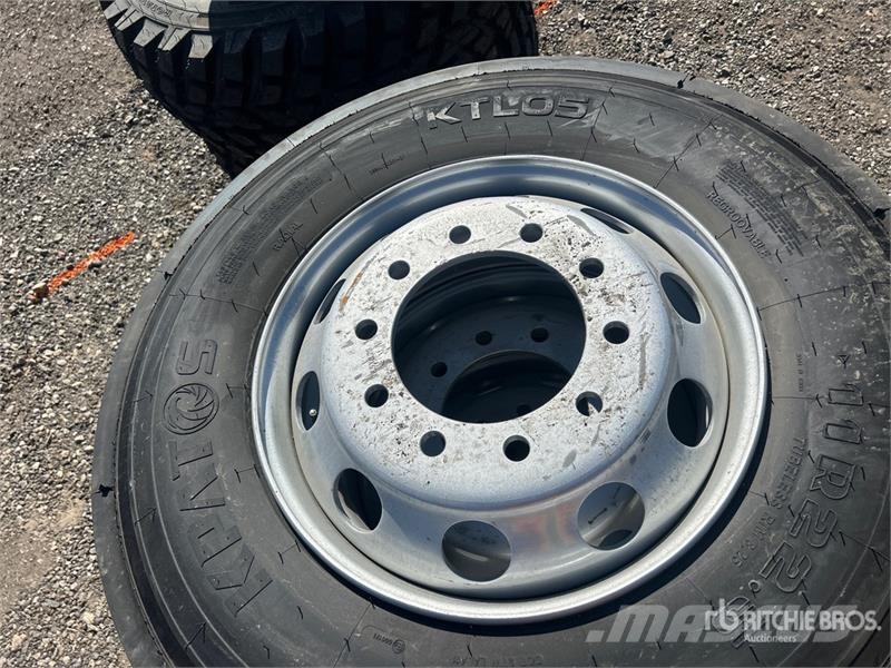 Quantity of (4) 11R22.5 Tires Gume, kolesa in platišča
