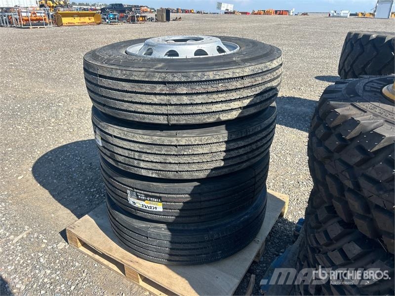 Quantity of (4) 11R22.5 Tires Gume, kolesa in platišča