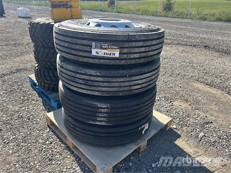 Quantity of (4) 11R22.5 Tires Gume, kolesa in platišča