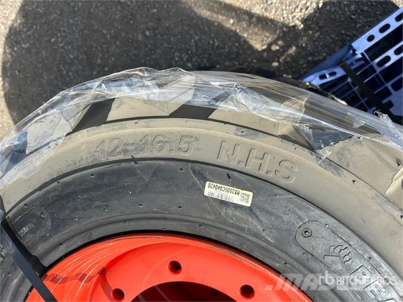 Quantity of (4) 12-16.5 NHS Skid Steer Tires (Unus Gume, točkovi i felne