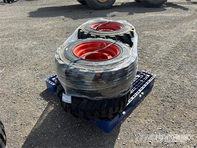 Quantity of (4) 12-16.5 NHS Skid Steer Tires (Unus Gume, točkovi i felne