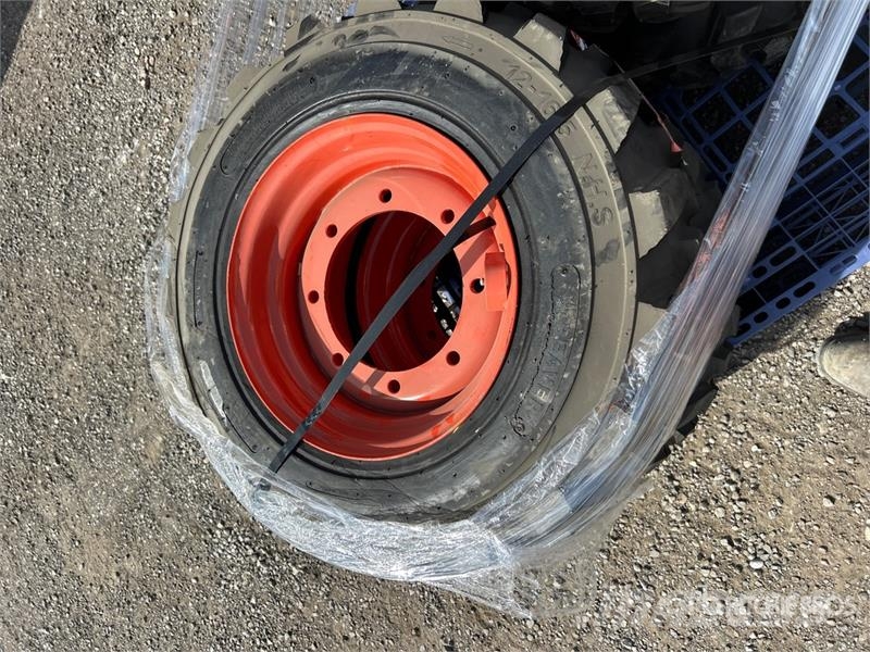 Quantity of (4) 12-16.5 NHS Skid Steer Tires (Unus Gume, točkovi i felne