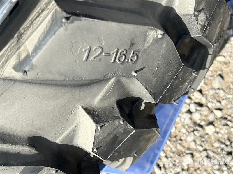 Quantity of (4) 12-16.5 NHS Skid Steer Tires (Unus Gume, točkovi i felne