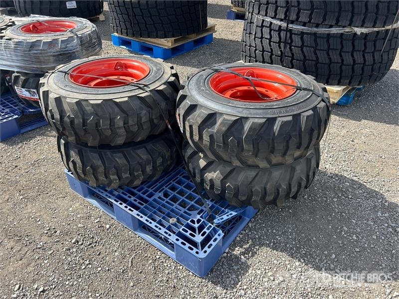 Quantity of (4) 12-16.5 NHS Skid Steer Tires (Unus Gume, točkovi i felne