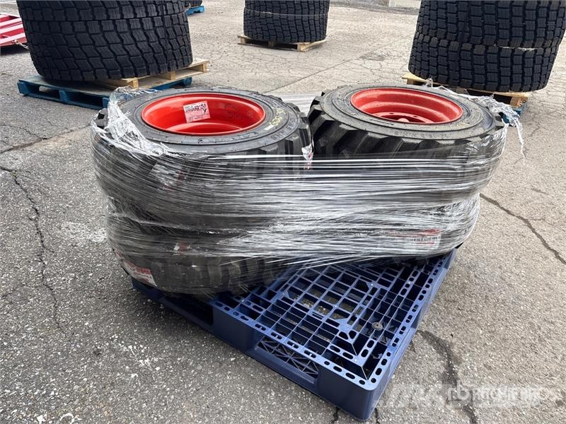 Quantity of (4) 12x16.5 Tires - Fits Skid Steer Gume, točkovi i felne
