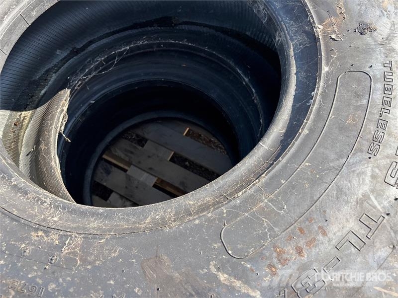 Quantity of (4) 17.5R25 Tires - Fits Wheel Loader Opony, koła i felgi