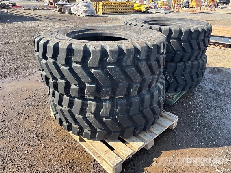 Quantity of (4) 17.5R25 Tires - Fits Wheel Loader Opony, koła i felgi