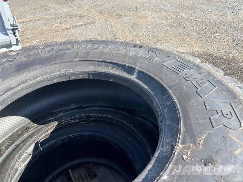 Quantity of (4) 17.5R25 Tires - Fits Wheel Loader Opony, koła i felgi