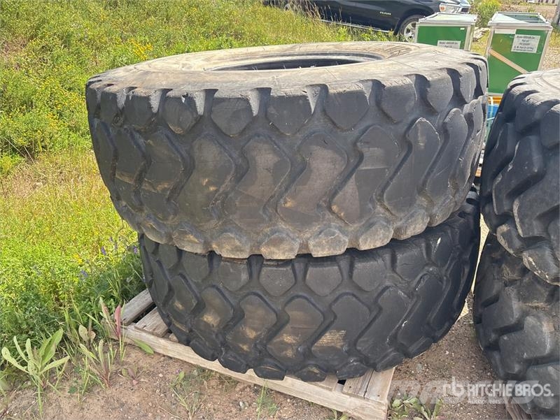 Quantity of (4) 20.5R25 Tires Gume, točkovi i felne