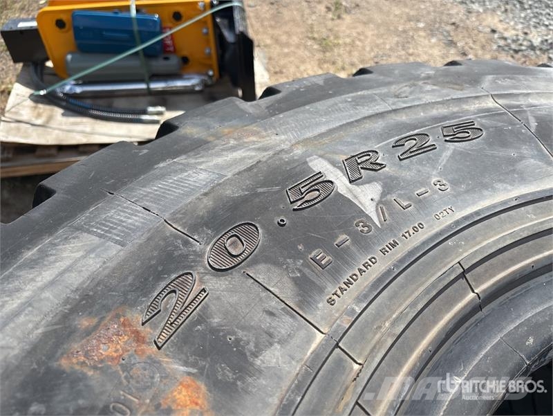 Quantity of (4) 20.5R25 Tires Gume, točkovi i felne