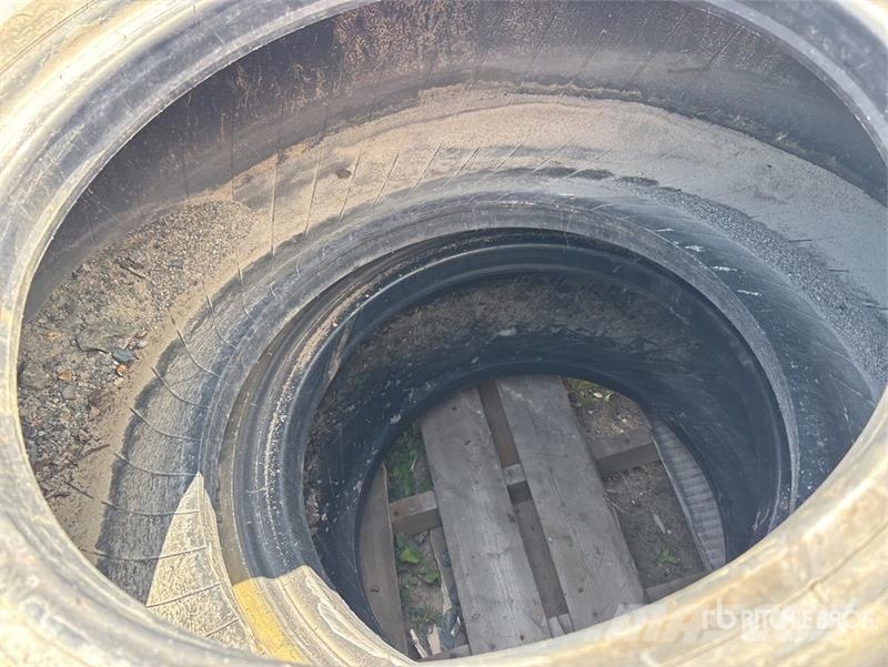 Quantity of (4) 20.5R25 Tires Gume, točkovi i felne
