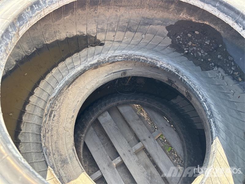 Quantity of (4) 20.5R25 Tires Gume, točkovi i felne