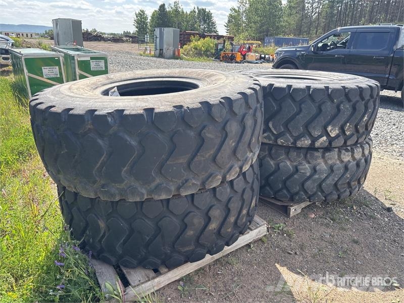 Quantity of (4) 20.5R25 Tires Gume, točkovi i felne