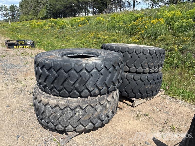 Quantity of (4) 20.5R25 Tires Gume, točkovi i felne