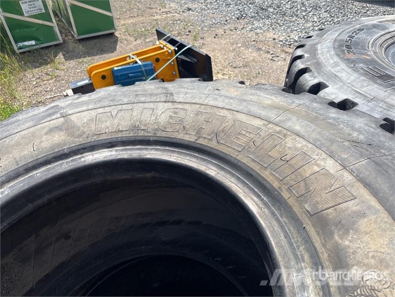 Quantity of (4) 20.5R25 Tires Gume, točkovi i felne