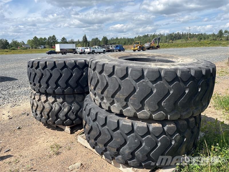 Quantity of (4) 20.5R25 Tires Gume, točkovi i felne