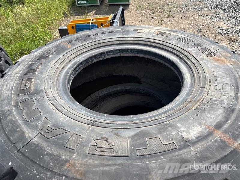 Quantity of (4) 20.5R25 Tires Gume, točkovi i felne