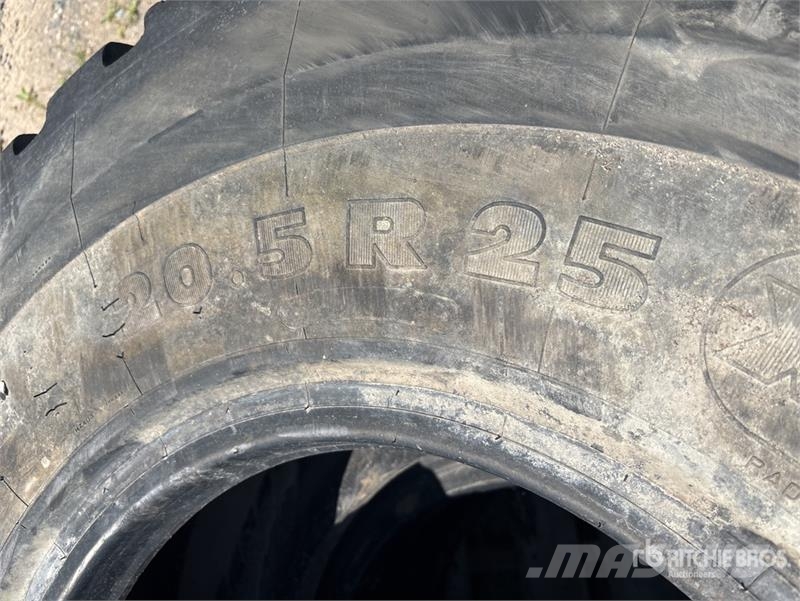 Quantity of (4) 20.5R25 Tires Gume, točkovi i felne