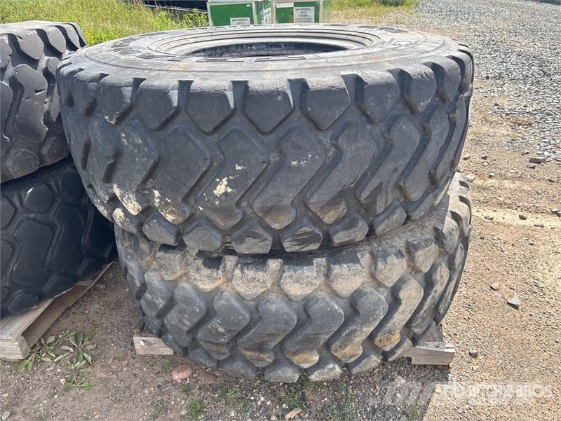 Quantity of (4) 20.5R25 Tires Gume, točkovi i felne