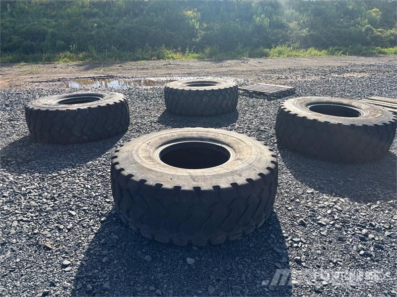 Quantity of (4) 20.5R25 Tires Gume, točkovi i felne