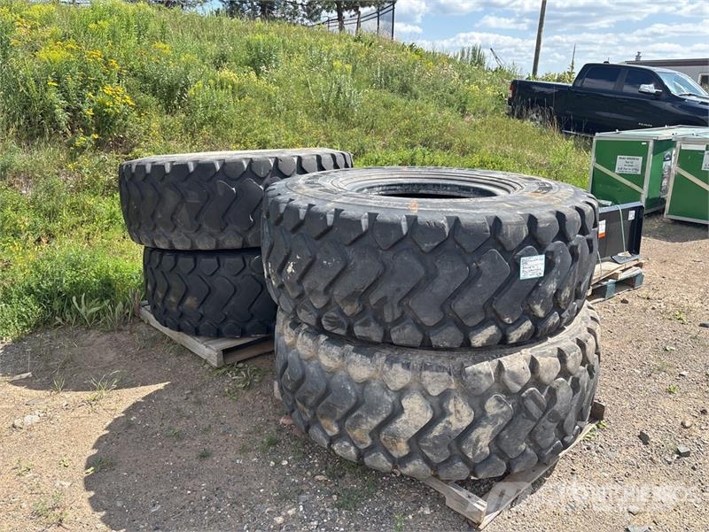 Quantity of (4) 20.5R25 Tires Gume, točkovi i felne